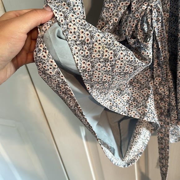 Pink Lily Blue Floral Romper size medium - Picture 4 of 5